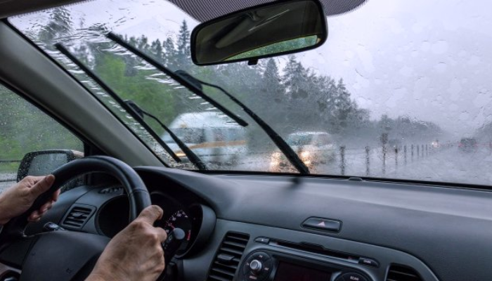 Dicas para dirigir com segurança em período de chuva