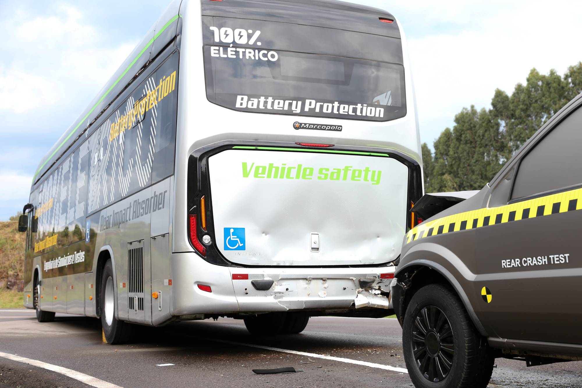 Marcopolo realiza inédito crash test traseiro com ônibus elétrico Attivi Integral